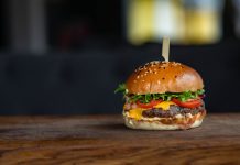 32 % Čechů obědvá doma, 27 % v práci, 13 % ve fastfoodech