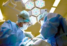 Prům. plat lékařů v ministerstvem řízených nemocnicích je přes 90 000 Kč