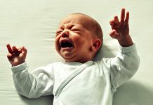 S plačícím miminkem se netřese, upozorňují lékaři s plačícím miminkem