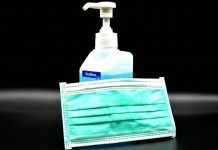 SARS-CoV-2 je držák. Na plastu vydrží aktivní i dva dny SARS-CoV-2