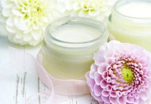 Podrážděnou pokožku od roušky je nutné promazávat pokozku