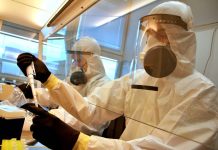 Počty nakažených zdravotníků celosvětově vzrostly zdravotniku