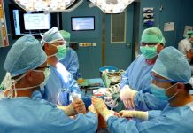 Lékaři operovali pacientce oba kolenní klouby najednou kolenni