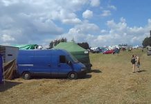 Technoparty u Ješetic začala! Míří na ni lidé z celé ČR