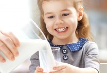 Mléko k dětské obezitě nepřispívá, spíše naopak mleko