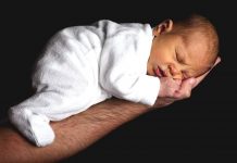 Průměrný věk prvorodiček v Česku je 28 let v_Cesku