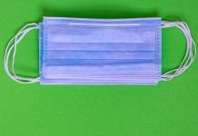 Začala platit nová pravidla pro roušky i hromadné akce platit