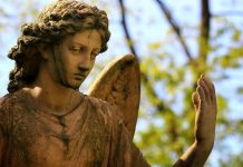 Dušičky: Rozestupy je třeba dodržovat i na hřbitově na_hrbitove