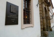 Senát chce dobrovolnost očkování proti covidu v zákoně dobrovolnost