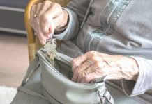 Od středy se uvolňují vycházky seniorům mimo zařízení vychazky