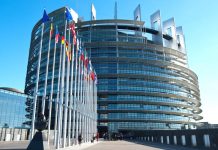 Europoslanci žádají zveřejnění smluv o nákupech vakcín europoslanci