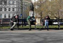 Lidé ve finanční tísni obdrží jedno balení roušek zdarma financni_tisni