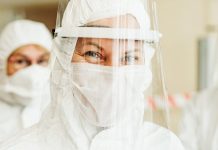 V Česku díky očkování ubývá nakažených zdravotníků Cesku