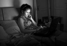 Odborníci varují: Práce z postele ničí tělo i mozek! postele