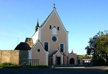 Zdravotníci Nemocnice Sokolov nově očkují v kostele v_kostele