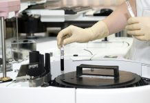 Delší interval u Comirnaty zvýší protilátky, ukázala studie studie