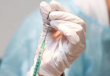 Země EU začínají s přeočkováním. WHO myslí na chudé chude