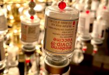 Sestřička na penzi v USA využila dózy od vakcín na lustr dozy