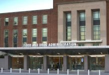 Americký FDA plně schválil vakcínu od Pfizer/BioNTech americky