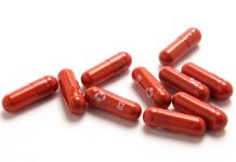 Pilulka molnupiravir snižuje riziko úmrtí na covid o polovinu molnupiravir