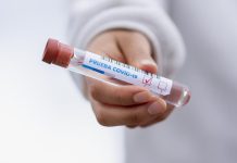 Opakovaně se covidem nakazí očkovaní i neočkovaní covidem