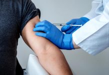 Proti covidu by příští rok mohli očkovat zubaři a lékárníci mohli