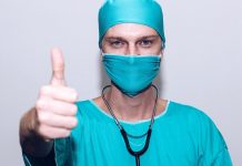 Platy zdravotníků v příštím roce vzrostou o šest procent