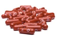 Tabletu proti covidu-19 si již objednaly Británie i USA