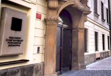 Poslanci řešili, kdo má platit pobyt na záchytné stanici pobyt