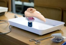 V ČR je dostupný sluchový implantát s novou technologií implantat