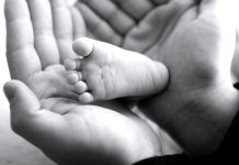 S testy na SMA i SCID musí rodič novorozence souhlasit novorozence