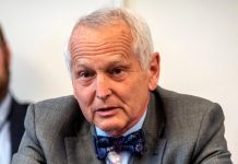 V Česku platí, co doktor, to politik! Je to ale dobře? politik