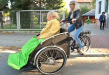 Poděbradští senioři vyrážejí k Labi na cyklorikše cyklorikse