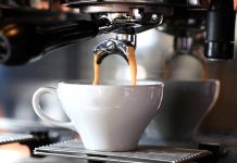 Pití kávy zvyšuje riziko vyššího cholesterolu, zjistili vědci kavy