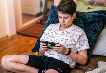 Modré světlo u dětí blokuje melatonin, ty pak nespí melatonin