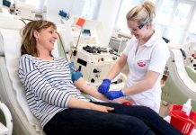 Sanaplasma dá dárcům plazmy plaketu červeného kříže sanaplasma