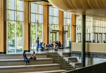 Absolventi škol opomíjejí zdravotní pojištění, to je chyba absolventi