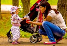 Na jednu ženu v Česku připadá 1,57 dítěte zenu