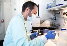 EU schválila první vakcínu proti covidu z živého viru vakcinu