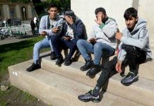 Hlavní nádraží Praha je kemp Syřanů. Míří do SRN nadrazi