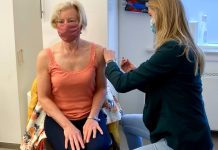 Emer Cooke: Očkování proti covidu i chřipce je možnost Cook