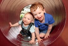 Pěstouni si od října polepší o vyšší stovky korun rijna