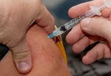 Praktici začali s očkováním proti covidu i proti chřipce s_ockovanim