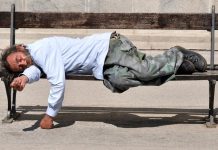 V Teplicích šetří na bezdomovcích. Umyjí je jednou týdně Teplicich