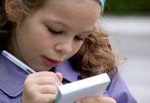 Asistentů pedagoga přibývá. MŠMT chce změnu asistentu_pedagoga