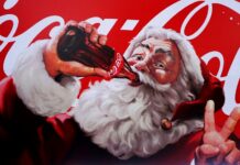 Santa je nejen tlustý, ale i propaguje Coca-Colu Santa