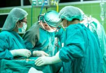 Lékaři na Slovensku dosáhli svého. Zvýší jim platy Slovensku