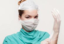 Zdravotníci ve slovenských nemocnicích dostanou 5 000 eur eur