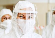 Sestry bolí záda. Jen kvůli tomu ze zdravotnictví ale neodcházejí sestry