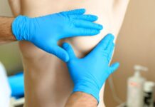 Ženy se zbavují implantátů. Nově frčí liposukce liposukce